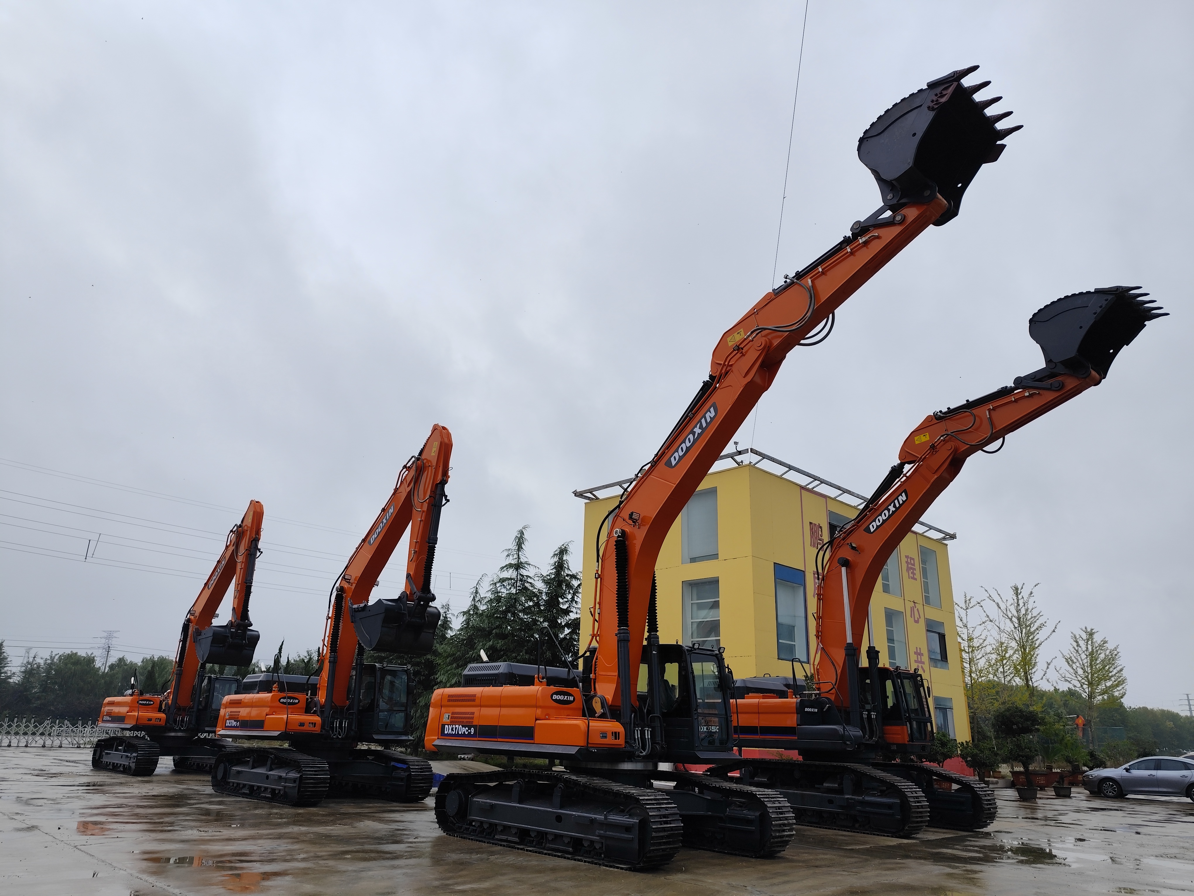 इक्वाडोरमधील ग्राहकांचे शिष्टमंडळ भेट देत आहे.