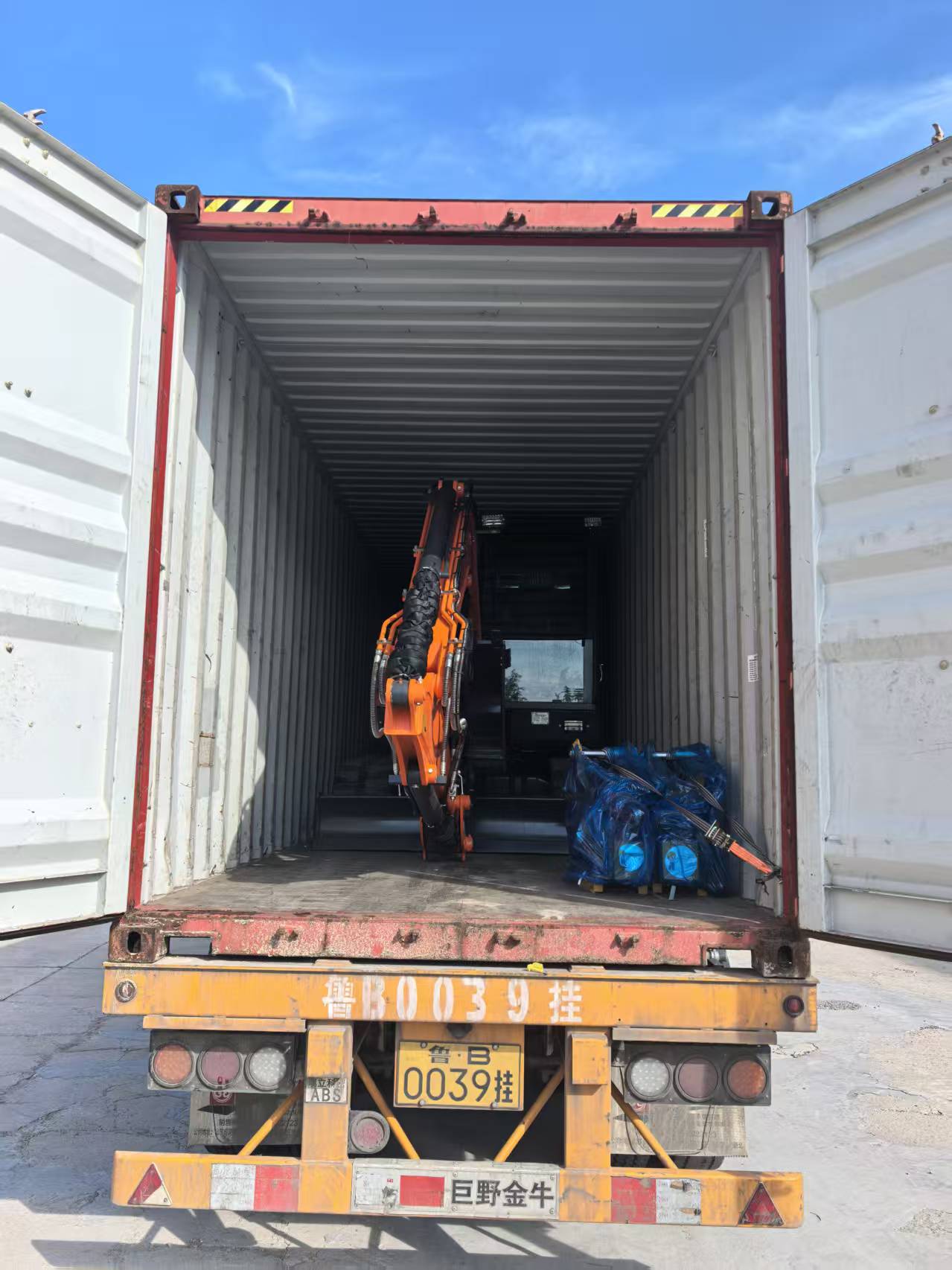 दोन 6.5T उत्खनन पाठवण्यात आले आहेत