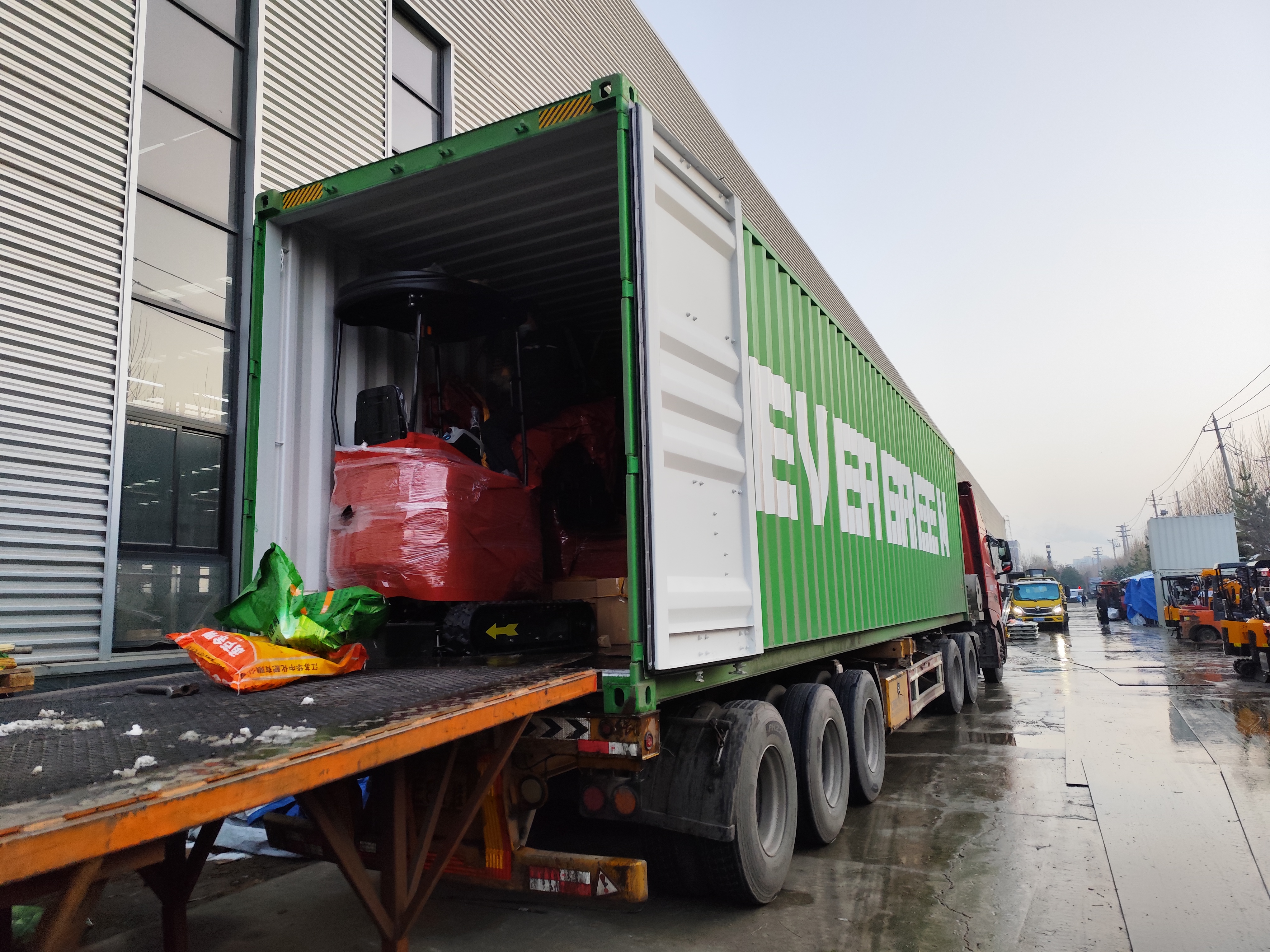 फ्रेंच ग्राहक मिनी उत्खनन उत्पादन पूर्ण आणि पाठवले