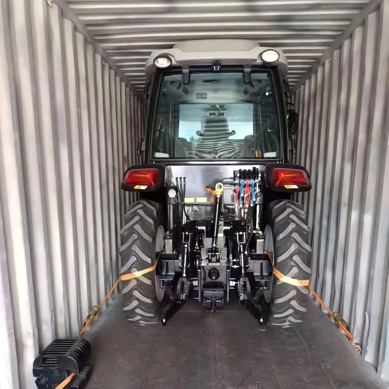 पनामानियन ग्राहकासाठी सानुकूलित 50HP ट्रॅक्टर वितरित केले गेले आहे.